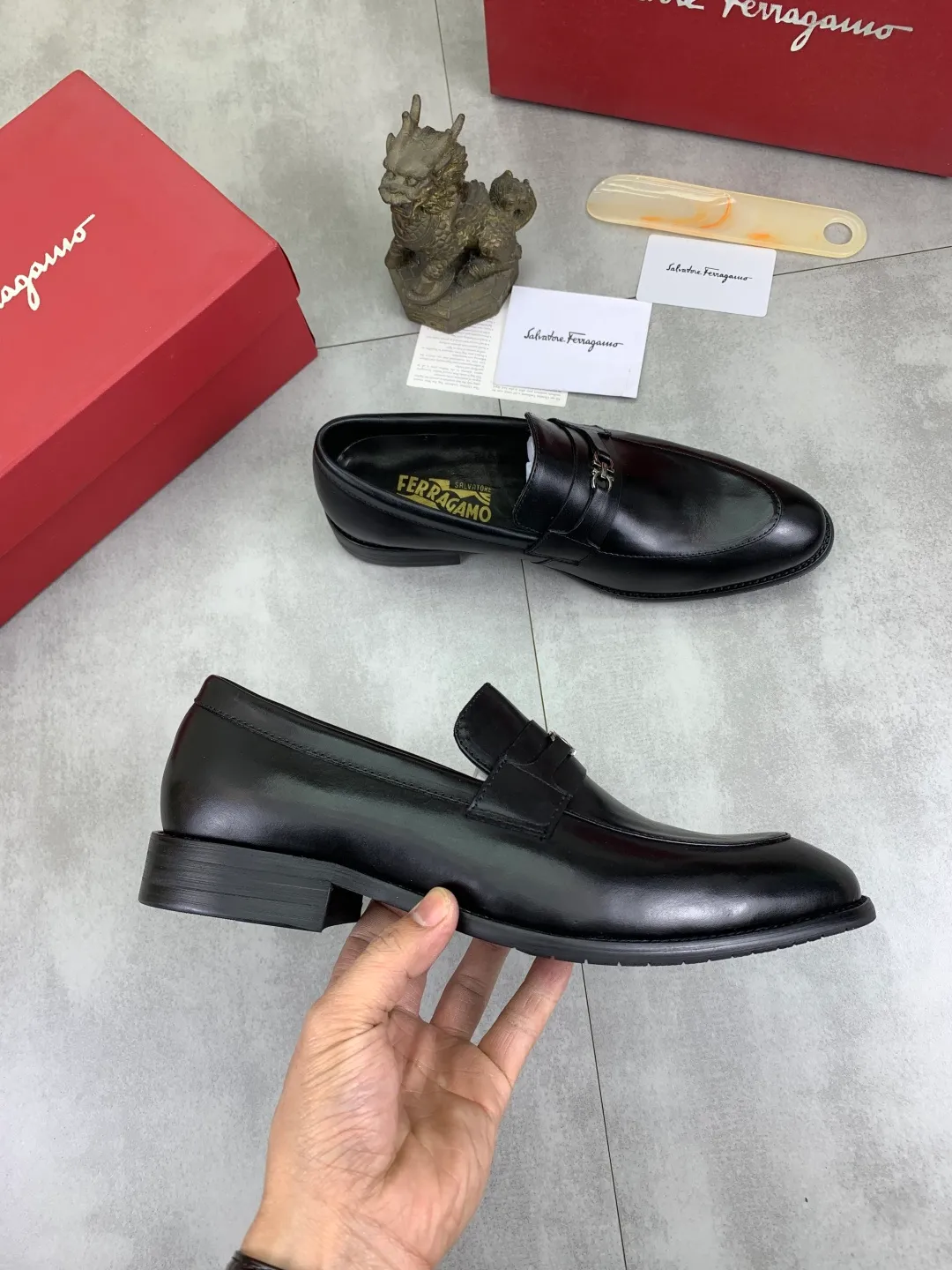 Men's Men's Shoes 💰P480💰[New Style] Water-dyed Niuli 🆘[Salvatore Ferragamo] Ferragamo's latest casual business leather shoes for men! Available at counters simultaneously! The fabric is made of specially imported original calfskin, and the interior is made of imported water-dyed cowhide. It is absolutely luxurious and leads the fashion trend. Matching code: 39-44, black optional